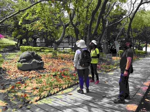 虎头埤风景区志工进行黄顺男老师石雕作品解说
