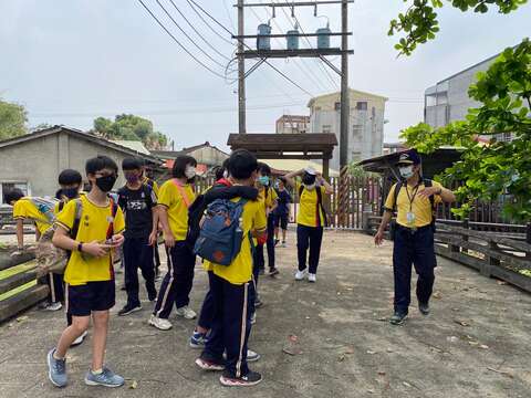 虎头埤志工进行新化神社遗构御神桥解说