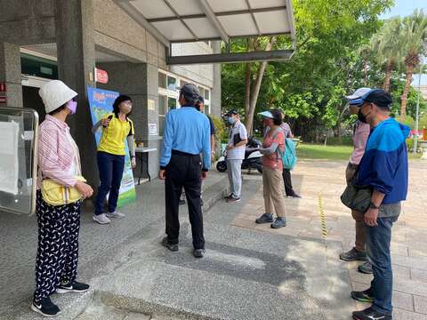 虎头埤志工於迎新广场提供导览解说服务