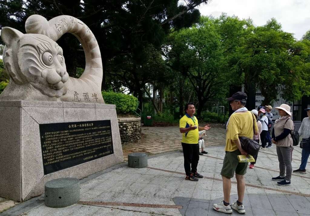 虎头埤志工於迎新广场前提供导览解说服务