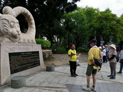 虎头埤志工於迎新广场前提供导览解说服务