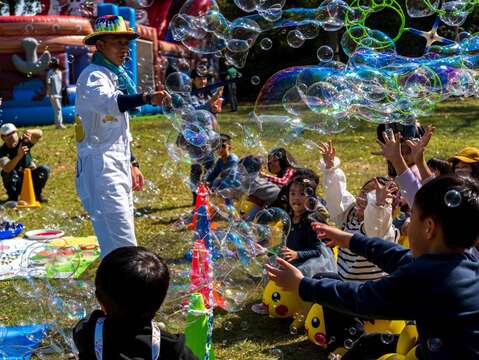 柳营尖山埤渡假村《泡泡体验》