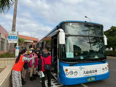旅服人员协助旅客搭乘蓝干线