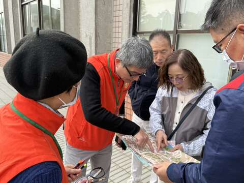 旅服人员协助搭乘公车