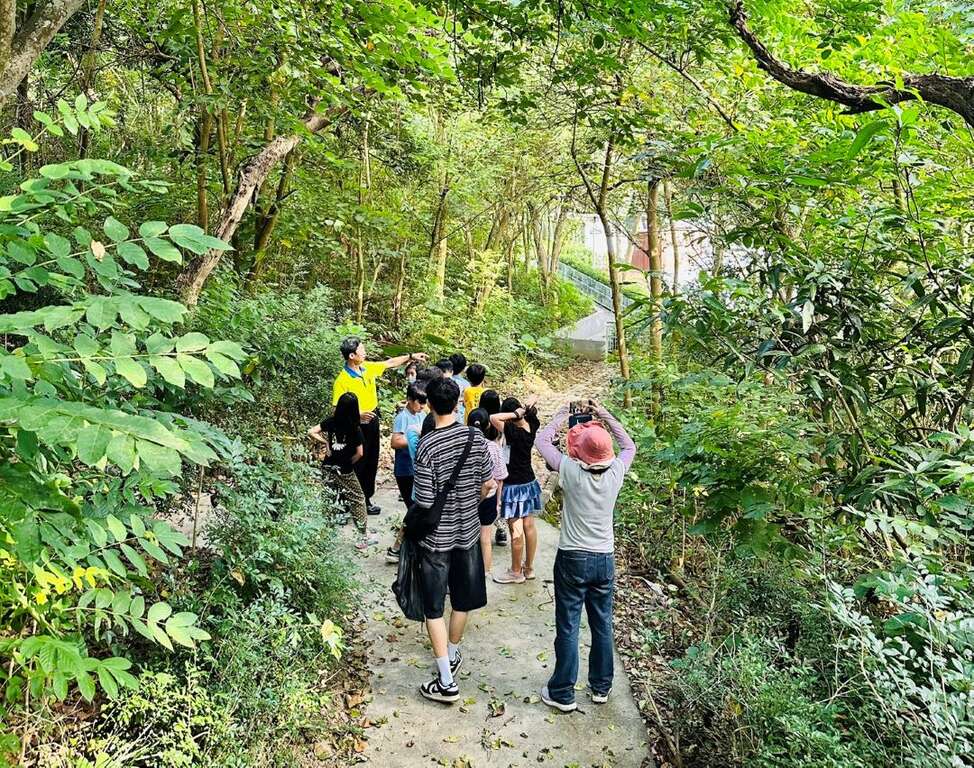 志工导览亲子生态步道