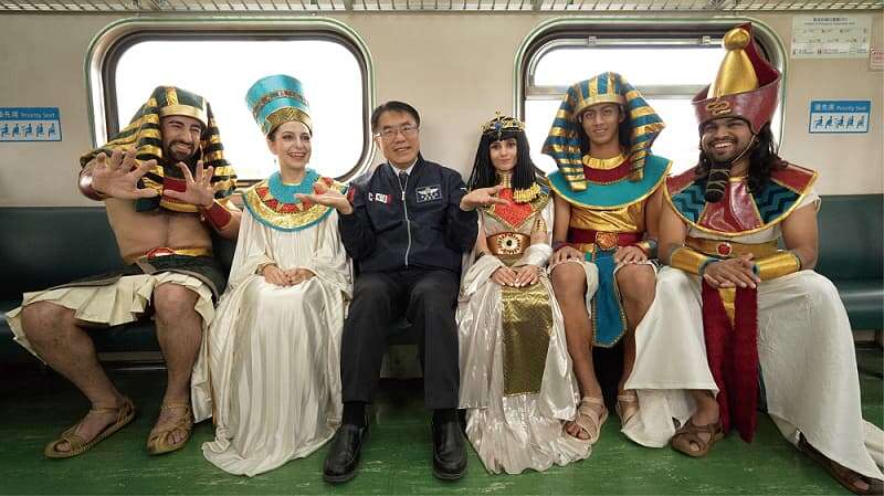 市长黄伟哲与法老演员合影