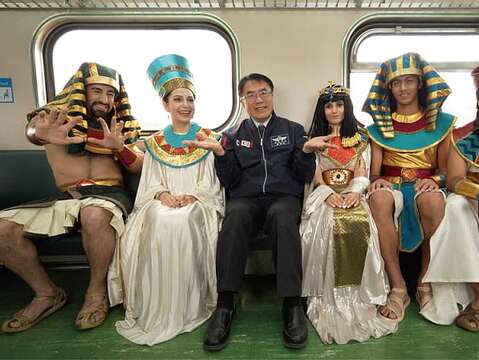 市长黄伟哲与法老演员合影