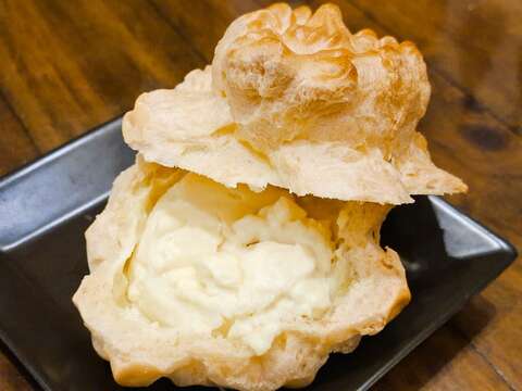 滋养轩第二代曾赴日本学习烘焙，也专精西点制作。（张耘书拍摄）