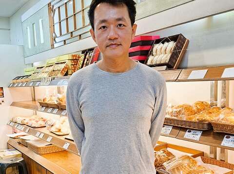 第四代郑翔文返家接手後，主要负责行销与通路。（张耘书拍摄）