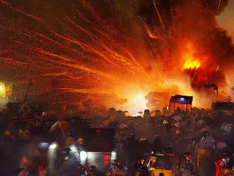 盐水蜂炮施放盛况