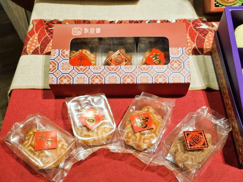 将传统大饼缩小,做成造型可爱的饼龟,小巧精致,既是祭祀供品也可当伴手礼。(张耘书拍摄)