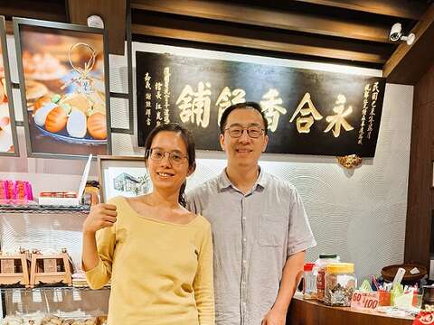 侯乃祯与男友林钰祥努力开发新产品,让年轻人能接受传统糕饼。(张耘书拍摄)