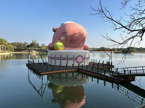 03_2026卡比胖拉出没虎头埤!新春「豚」好运_慢活汤柑大型气偶