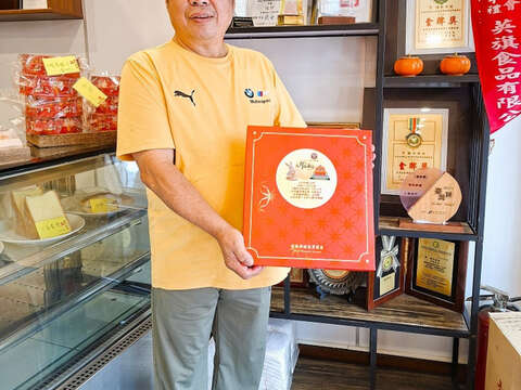 1._陈和呈对糕饼有浓厚兴趣,更致力研发特色饼。(张耘书拍摄)