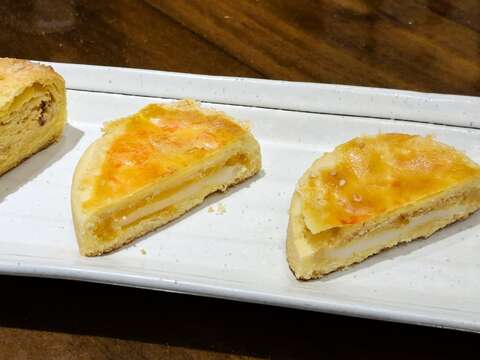 2._乳酪酥、金桔酥与雪月金沙(由右至左),是顺利饼舖长年热销的品项。(张耘书拍摄)