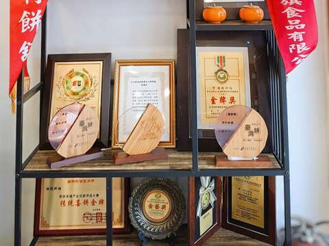 5._顺利饼舖专注於研发新饼,获奖无数。(张耘书拍摄)