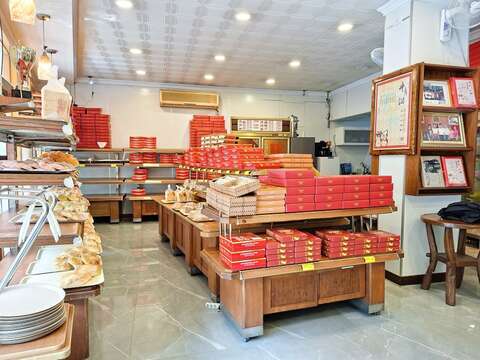 6._顺利饼舖主打伴手礼,店内经常摆满礼盒。(张耘书拍摄)