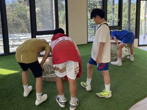 民众前往虎头埤亲子环教馆观赏蟋蟀