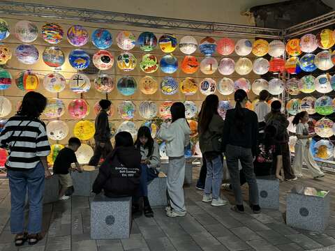 府城普济灯会1,800颗彩绘灯笼璀璨登场吸引民众观赏