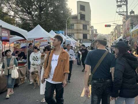 新化年货大街采买年货的人潮