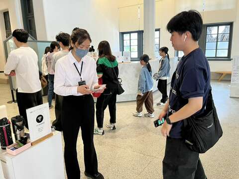 台南美术馆民众涌现观看展览