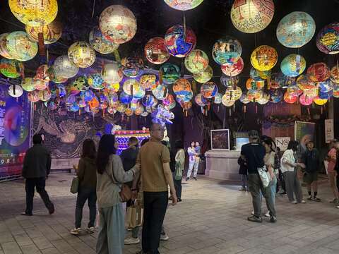 民众参观普济灯会