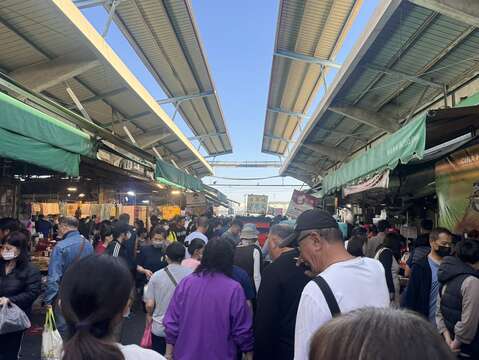 安南区怡安果菜市场采买人潮络绎不绝