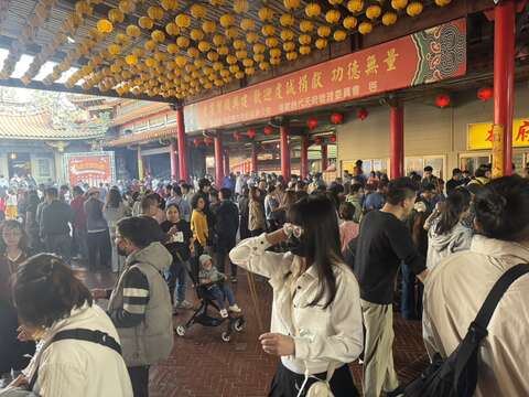 南鲲鯓代天府过年期间人潮络绎不绝