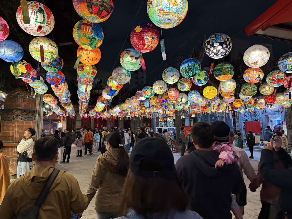 民众夜游普济灯会