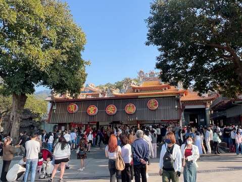 崁顶福安宫发财金开运人潮