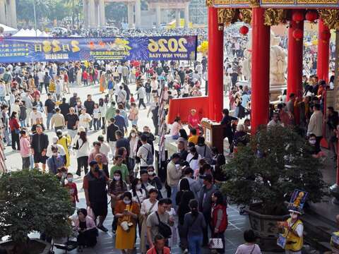 鹿耳门圣母庙开运祈福人潮