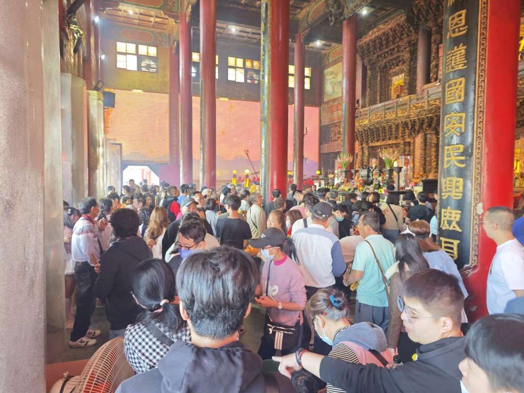 土城鹿耳门圣母庙祈福人潮