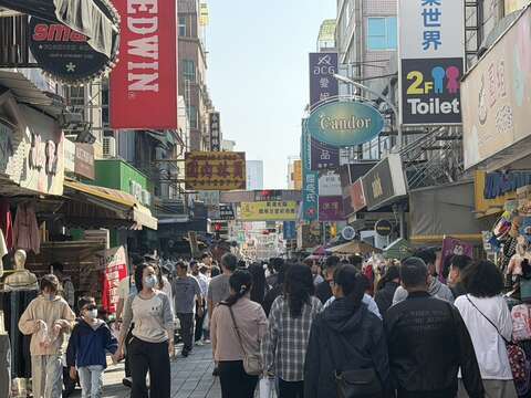 游客在国华街逛街吃美食