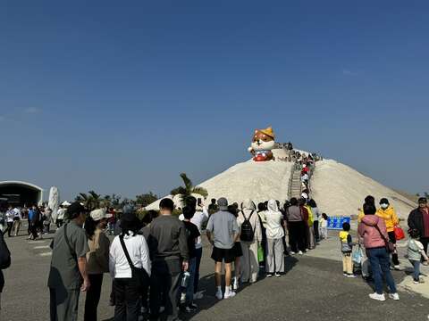 游客到七股盐山欣赏自然盐景