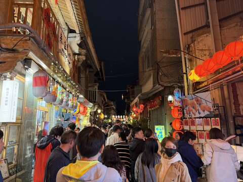 游客驻足欣赏神农街美丽灯饰