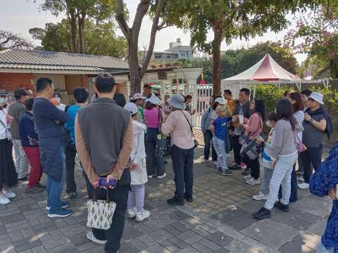 安平古堡游客专心听解说