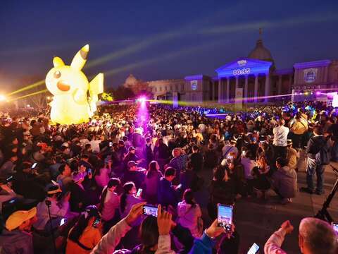 许多训练家涌进台南都会公园捕捉宝可梦