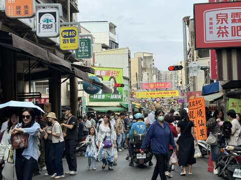 国华海安商圈不少游客大啖台南小吃