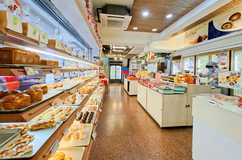 1._明新食品从杂货店起家，发展到拥有十数家连锁店，是台南具代表性的饼业龙头。（张耘书拍摄）