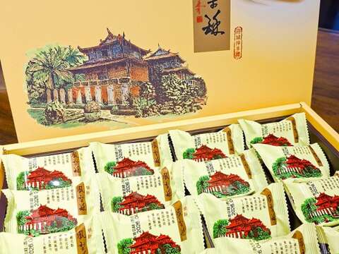 3._凤梨与冬瓜内馅的传统凤梨酥，自上市来不曾改过包装，一卖数十年，很受外国观光客喜欢。（张耘书拍摄）