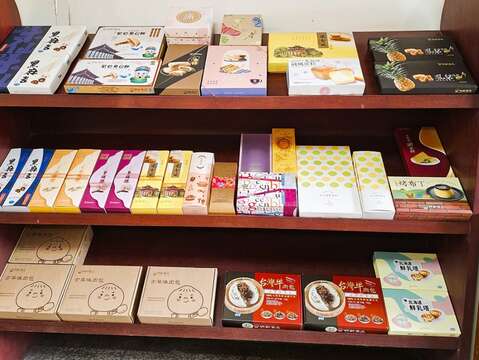 4._明新食品致力拓展伴手礼市场，开发的伴手礼品项居全台前列。（张耘书拍摄）