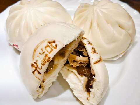 5._古早味肉包一直是明新的热销商品，新推出的牛三宝(牛肉、牛筋、牛肚)包子，层次更为丰富有嚼劲。（张耘书拍摄）