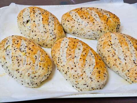 6._添加满满红藜的面包，符合现代人追求养身健康的需求。（张耘书拍摄）