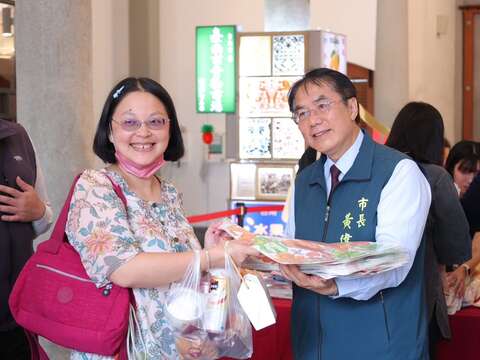 02_西市场领灯民众超开心