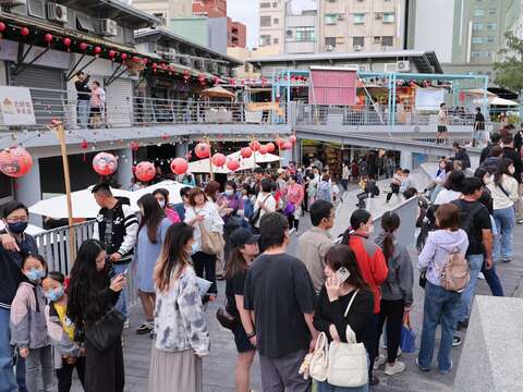 03_西市场排提灯人潮