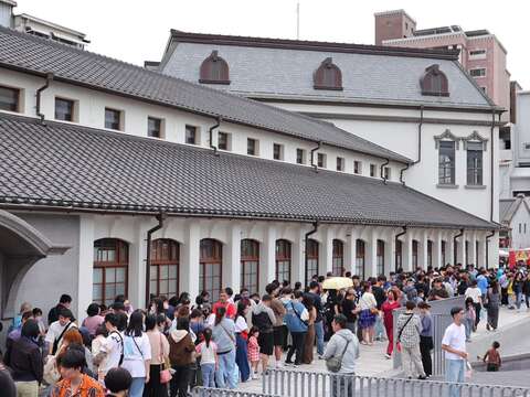 09_西市场排队领灯人龙