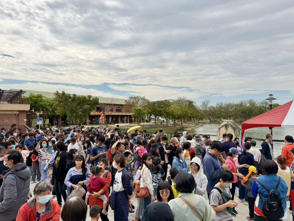 观光旅游局於葫芦埤限量发放2026小提灯吸引民众排队领取