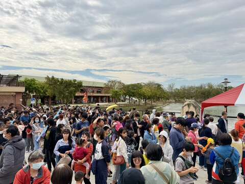 观光旅游局於葫芦埤限量发放2026小提灯吸引民众排队领取