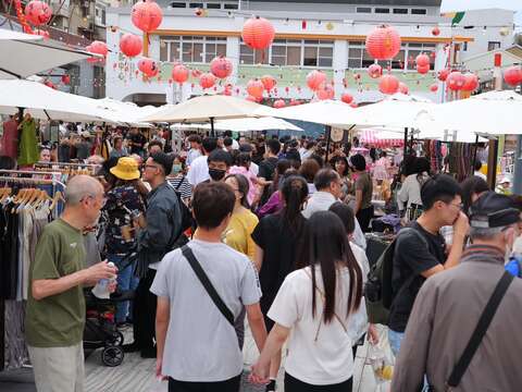 台南西市场文创市集吸引大批民众