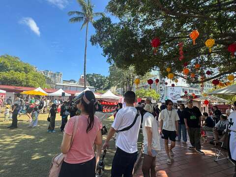 游客在赤崁园区踏青